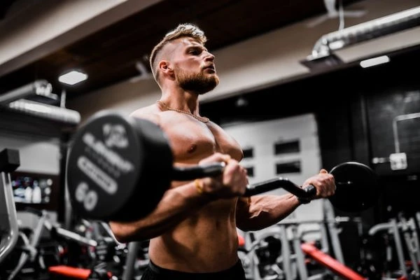 man-working-out-weights-e1673543120503 man-working-out-weights-e1673543120503